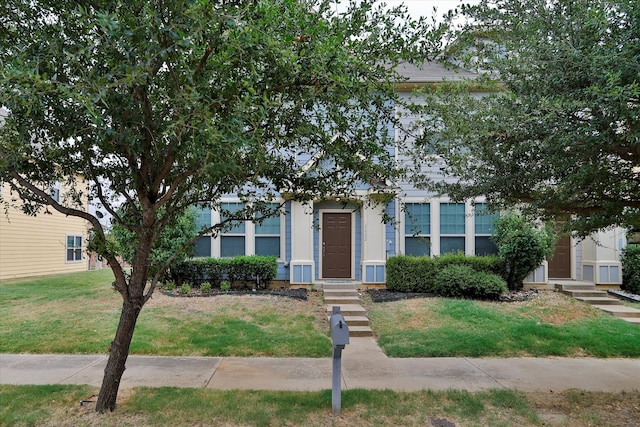 view of front of property featuring a front lawn