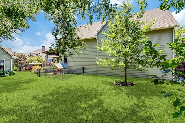 view of yard featuring ceiling fan