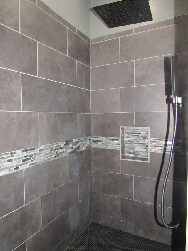 bathroom featuring tiled shower