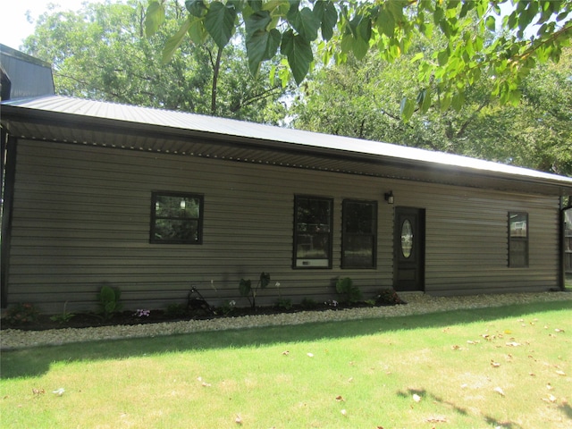 view of front facade featuring a front yard