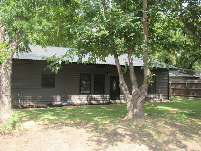 view of front facade with a front yard