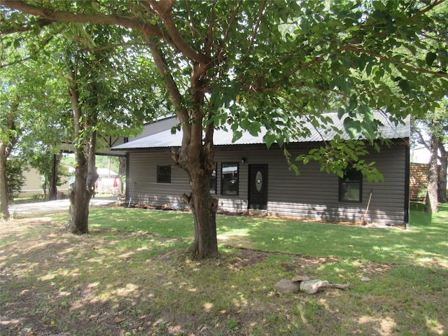 view of front of home featuring a front yard