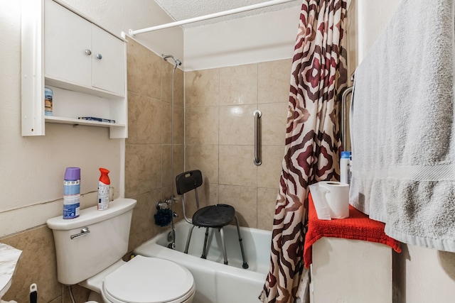 bathroom featuring shower / tub combo with curtain and toilet