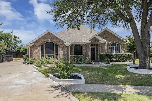 ranch-style home featuring a front lawn