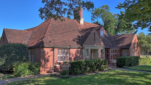 view of front of property featuring a front yard