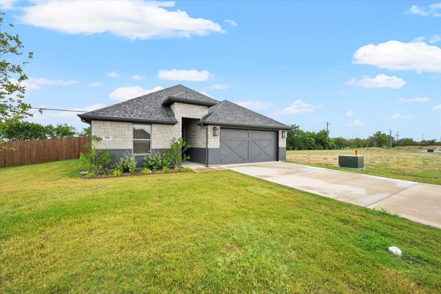 view of front facade with a garage and a front yard