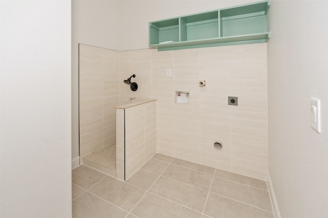 clothes washing area with washer hookup, electric dryer hookup, and light tile patterned floors