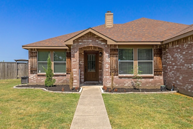 view of front facade featuring a front yard