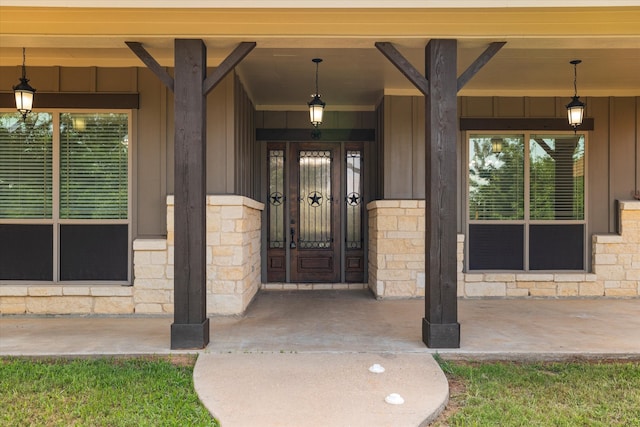 entrance to property featuring covered porch