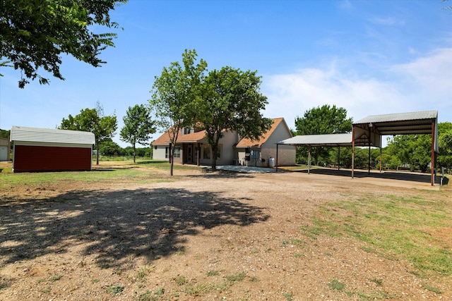 view of yard featuring a carport and a storage shed