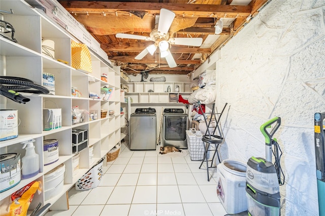 storage room with ceiling fan and washing machine and clothes dryer