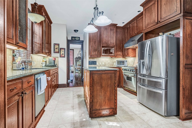 kitchen featuring appliances with stainless steel finishes, light hardwood / wood-style flooring, tasteful backsplash, sink, and hanging light fixtures