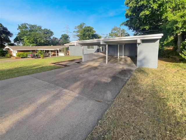 view of front of property featuring a carport and a front yard