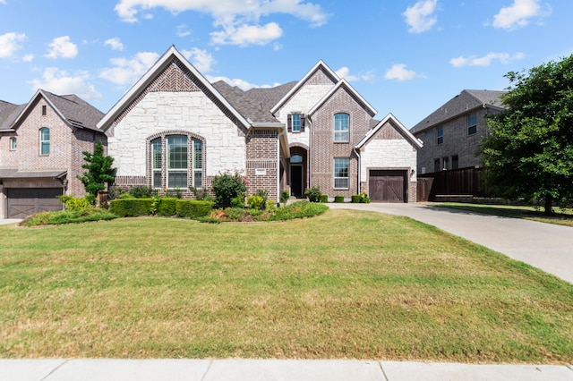 view of front of house featuring a front lawn