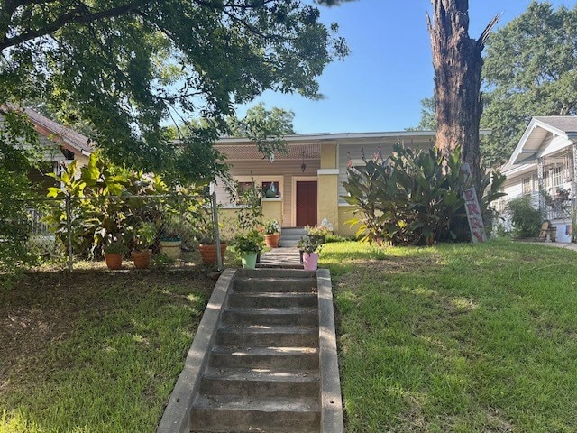 view of front of house featuring a front lawn