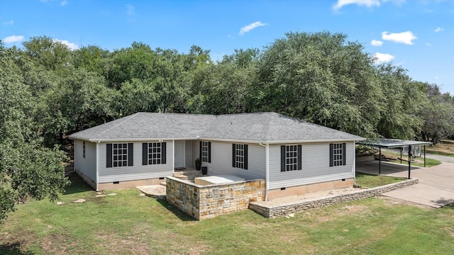 view of front of home featuring driveway, a shingled roof, crawl space, a carport, and a front yard