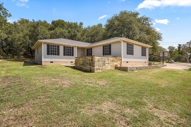 view of front facade with a front yard