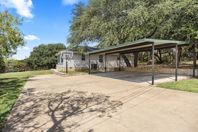 view of front of home featuring a front lawn and a carport