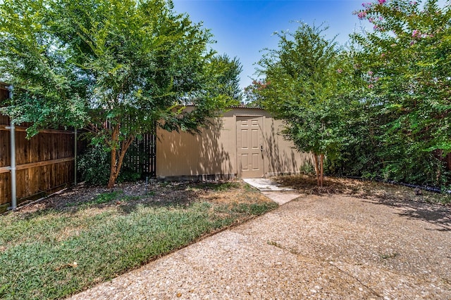 view of yard featuring a storage shed