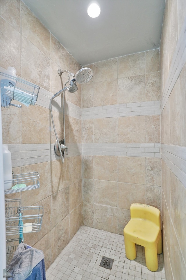 bathroom featuring a tile shower