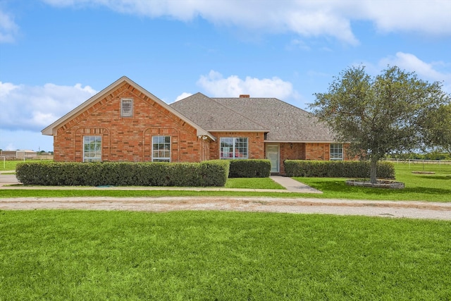 view of front facade featuring a front yard