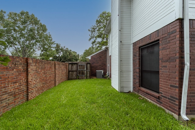 view of yard featuring cooling unit