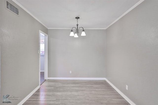 unfurnished room featuring a notable chandelier, ornamental molding, and light hardwood / wood-style flooring