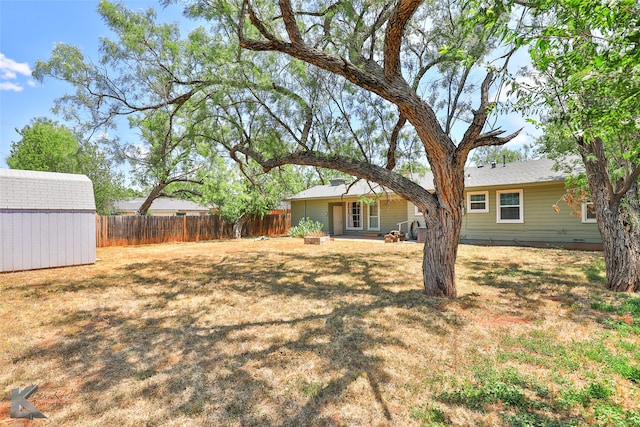 view of yard featuring a storage shed