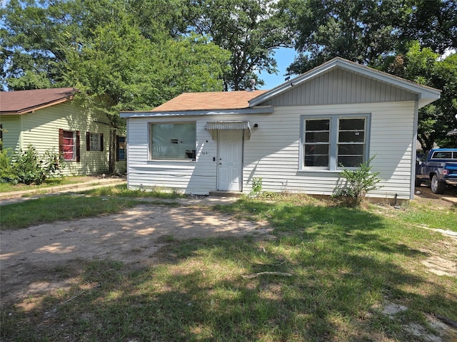 view of front of property with a front yard