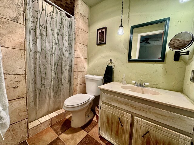 bathroom with curtained shower, toilet, and vanity