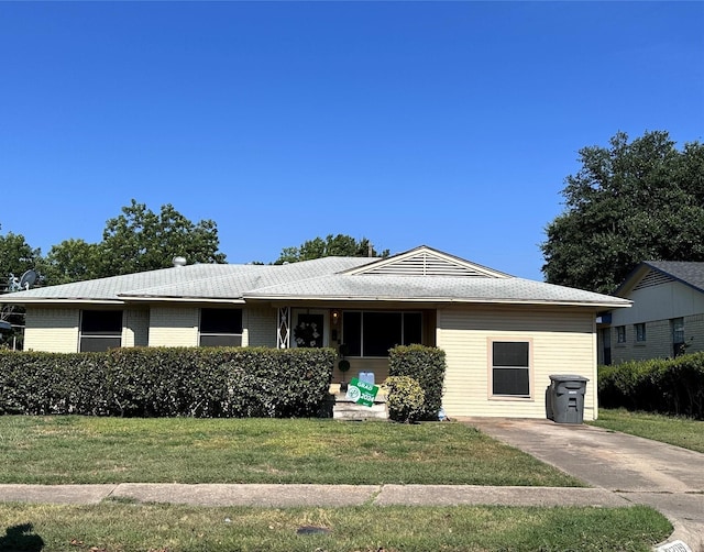 ranch-style house featuring a front yard