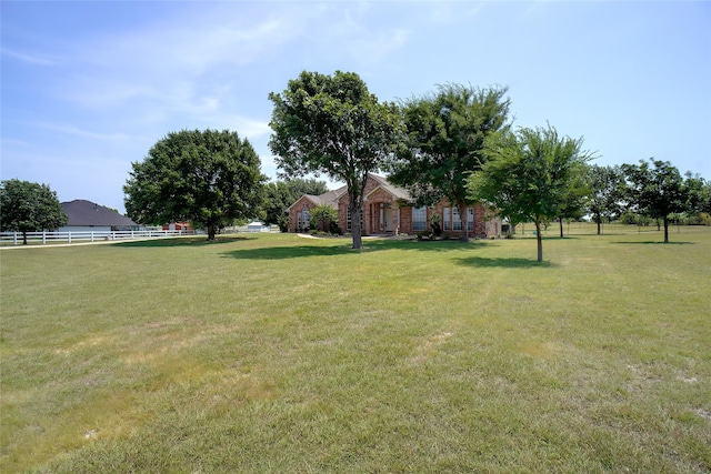 view of yard featuring a rural view