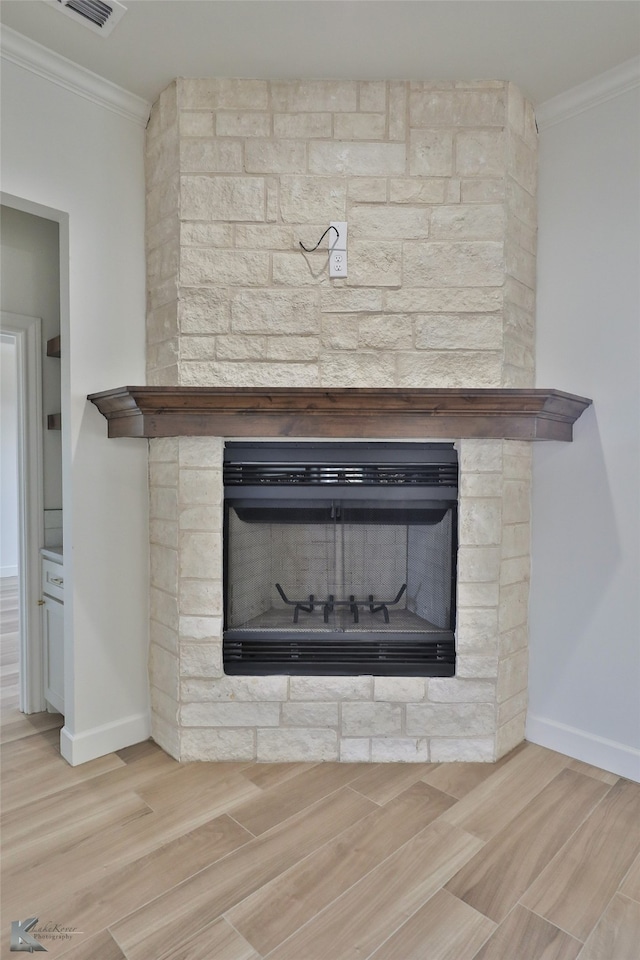 details with baseboards, crown molding, and wood finished floors