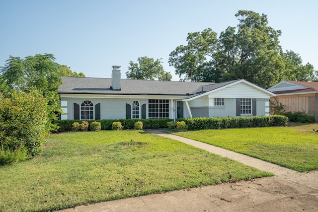 ranch-style home featuring a front lawn