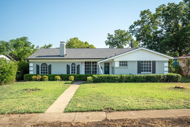 ranch-style house featuring a front yard