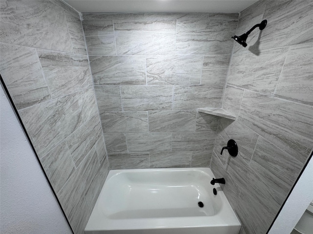 bathroom featuring tiled shower / bath combo