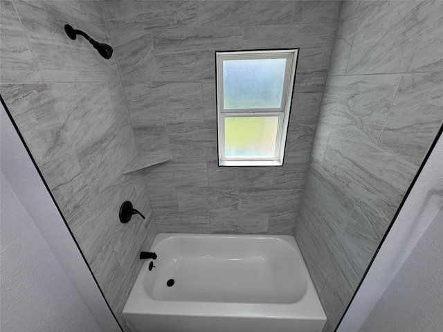 bathroom with tiled shower / bath