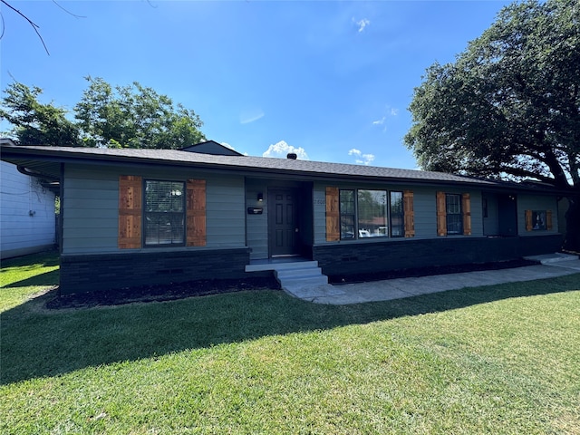 ranch-style house featuring a front lawn