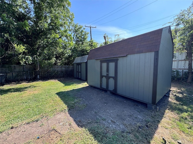 view of yard featuring a shed