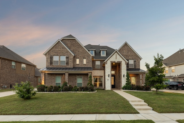 view of front of property featuring a lawn