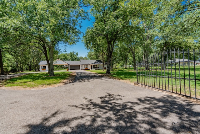 view of front of property featuring a front yard