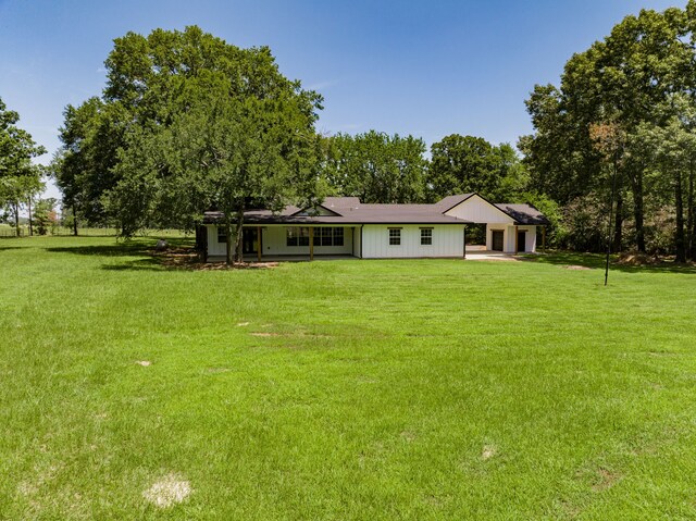 view of front of house featuring a front lawn