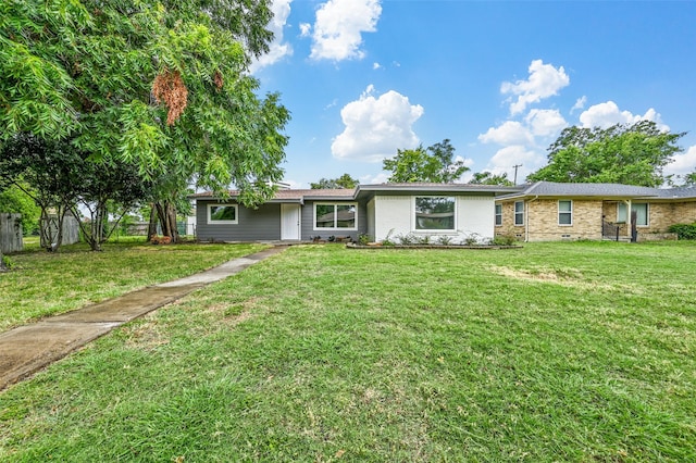 ranch-style house featuring a front yard