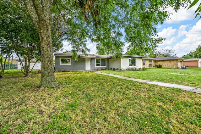 ranch-style house featuring a front lawn