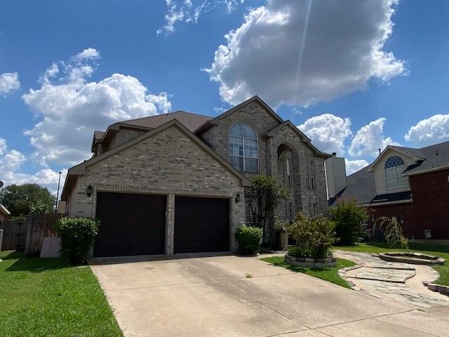 view of front of house featuring a front yard and a garage