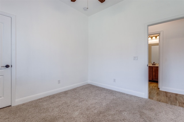 carpeted spare room featuring ceiling fan