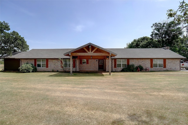 single story home featuring a front lawn