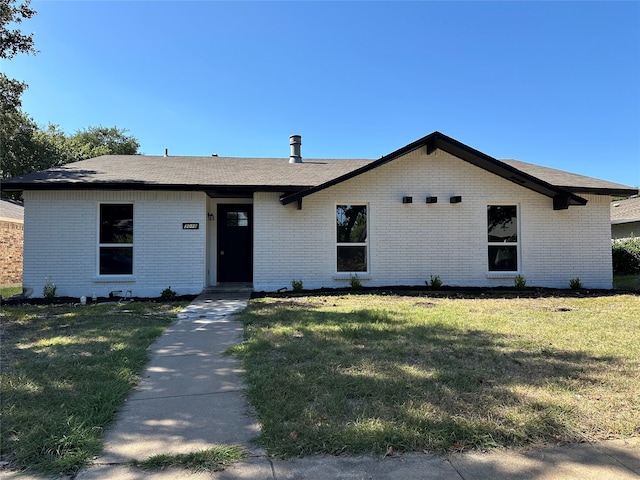 single story home featuring a front yard