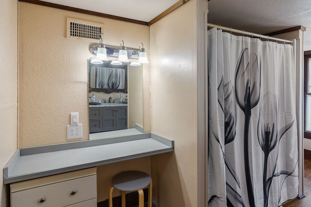 bathroom featuring sink