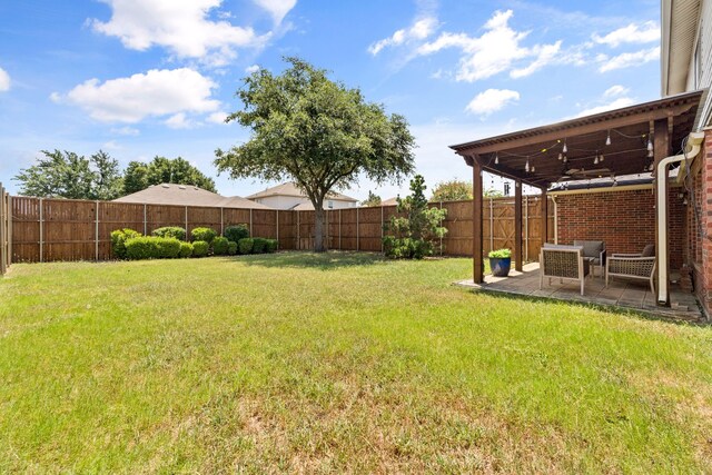 view of yard with ceiling fan and a patio